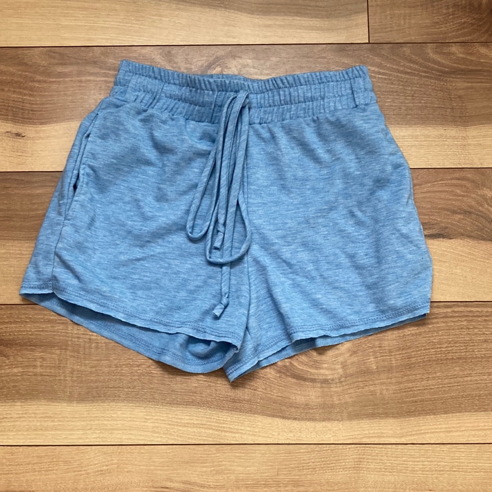 Le Lis soft lounge / athleisure shorts with side pockets. Size S
